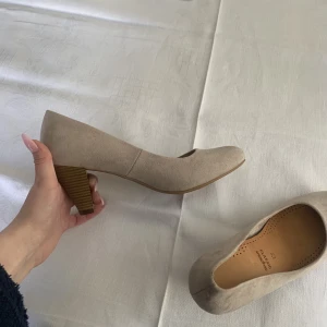 Beiga klackar  - Superfina klackskor från okänt märke. Använda under ett tillfälle men inget som syns. (Inga defekter) 🫶🏼 5,5cm klack Perfekta till typ student!!