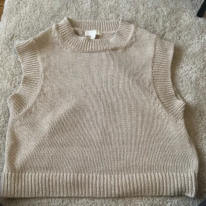 Slipover - Beige stickad slipover ifrån H&M. Knappt använd & storlek M🌸