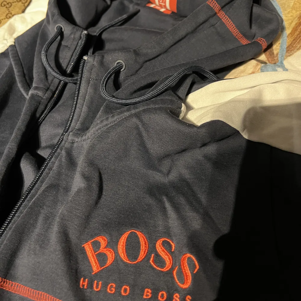 Säljer nu min Hugo boss tröja . Hoodies.
