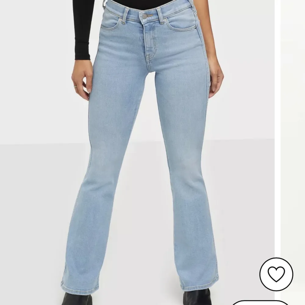 bootcut jeans från dr denim! står att de är i storlek S/32 men passar oxkså 34-36 då de är väldigt stretchiga!. Jeans & Byxor.