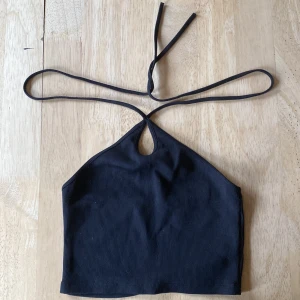 Topp från Zara - Topp från Zara som man knyter runt halsen, i strl S