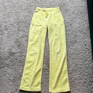 Juicy Couture - Hej säljer mina juicy byxor därför de inte kommer till användning längre, de är neon gul och i ganska bra skick då de bara är lite nertrampade men inte alls mycket, lite små för mig men funkar i längden är 164
