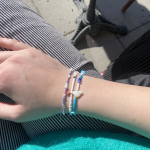 Pärlarmband - Säljer pärl armband och halsband! Skriv eller skicka bild vad som önskas så kan jag säkert lösa nåt liknande❤️50 per armband, 100 per halsband + frakt