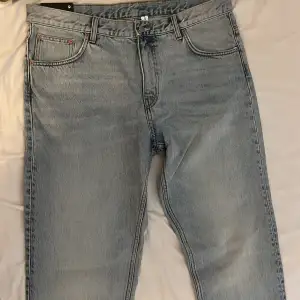 Blåa weekday jeans med modellen Sunday som är väldigt lik Levis 501. Dem är dessutom helt i nyskick aldrig använda!