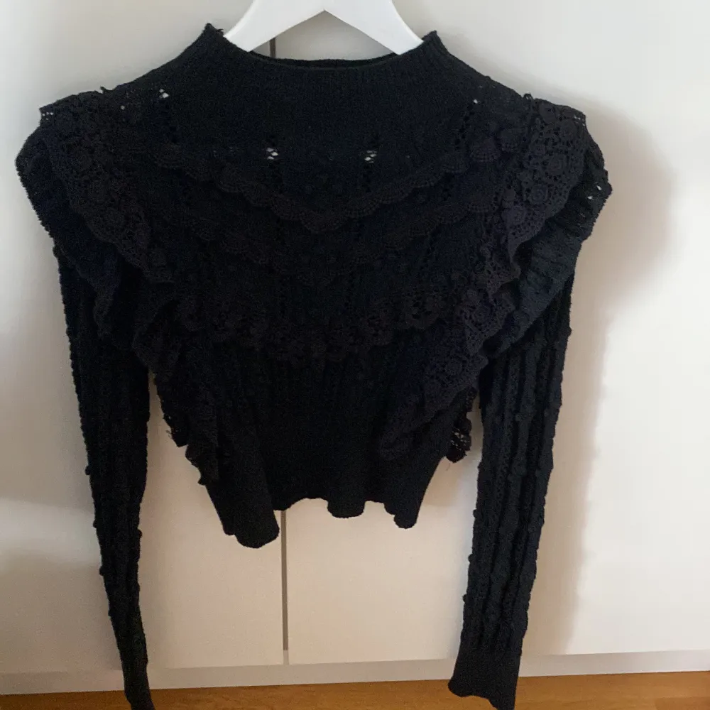 Svart tröja från Zara i storlek S💗endast använd en gång 💗. Tröjor & Koftor.