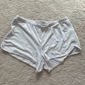  Vita shorts -  väldigt bra skick