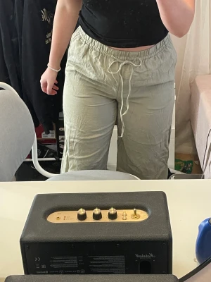 Linnebyxor - Linnebyxor från hm säljes pga att dem ej kommer till användning. Jag är 164 och dem sitter bra i längden på mig. Jag har M på dessa byxor men är vanligtvis en L.