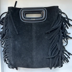 Maje väska  - Jag säljer nu denna maje väska eftersom den inte kommer till användning, jag har haft den ett tag men visar inte stor indikation om användningen💗 Väskan kommer även med båda banden, ett svart och ett guld. På sista bilden ser du båda. 