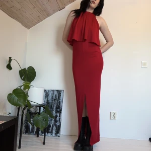BALKLÄNNING - röd bal/aftonklänning med slits fram, stängs med dolt blixtlås i ryggen, aldrig använd! skickar gärna fler bilder på begäran. personen på bilden är 176 cm + skor 🌹🥰