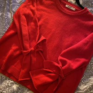 Stickad tröja - Stickad tröja med knytdetalj vid ärmarna❤️