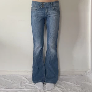 lågmidjade jeans - använd köp nu! midja:83 innerben:79 💋 jag är 169 cm och w28 som referens 