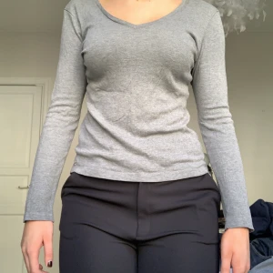 Långärmad tröja  - En grå basic långärmad tröja. Den är i bra skick och har bra passform