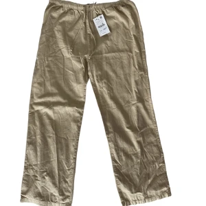 Byxor - Tunna byxor från pull&bear, aldrig använda, inga fläckar eller skador.