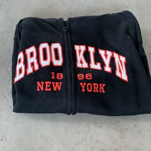 hoodie - den har bara legat i min garderob då det inte är min stil. den är slutsåld på hemsidan och jättebra material🙂den kommer självklart tvättas innan och rollas 