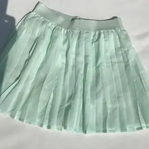 Mintgrön plisserad kjol fråb Bikbok