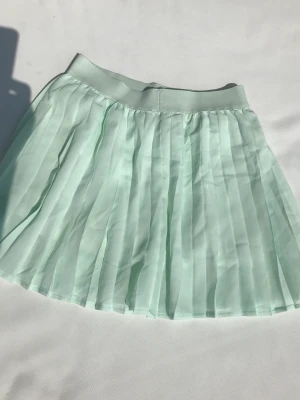 Plisserad kjol - Mintgrön plisserad kjol fråb Bikbok