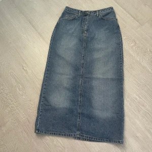 Denim maxikjol - Lång jeanskjol i strl 38 i jättebra skick :) tyvärr för stor för mig