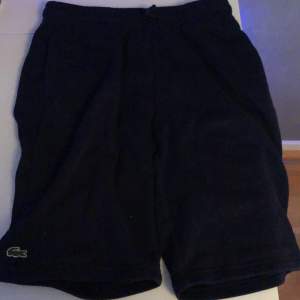 Tja👋Jag säljer mina snygga Lacoste shorts 🩳 De är helt fel fria. Hör av er vid fler frågor eller bilder. Pris kan diskuteras vid snabb affär🤗