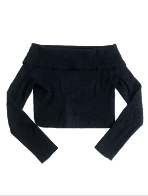 Off shoulder tröja - Säljer min off shoulder tröja från H&M divided. Köpte tröjan nyss men var inte riktigt min smak, den är i strl M men passar mig perfekt med strl S. Pris kan diskuteras vid snabb affär, skriv för fler bilder eller mått💞