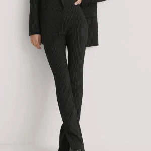 Byxor med slits strl 36  - Byxan har en elastisk hög midja med en gömd dragkedjestängning på sidan, en stretchig, bekväm passform med en slitsdetalj på nederkanterna och ett randigt mönster. Innersömslängd: 84 cm. 