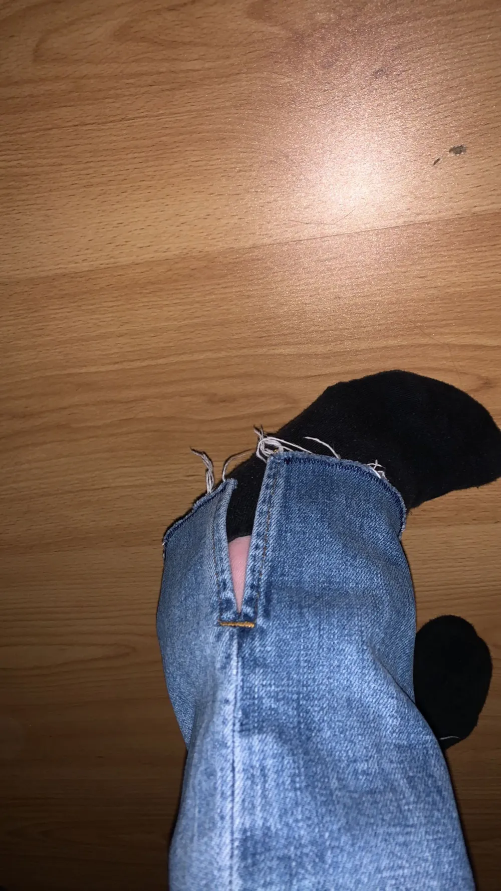 säljer dessa raka jeans med slits från zara! använd ca 2 gånger. sydde upp dom litegrann, jag är ca 1,65 hör av er för bilder/ frågor🩷. Jeans & Byxor.