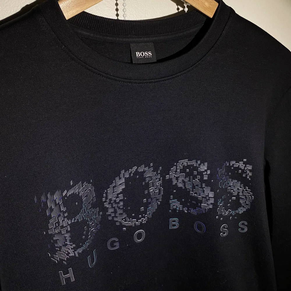 Hej, säljer en väldigt snygg Hugo Boss pullover i svart. Den väldigt bra skick och har snyggt mönster på bröstet. Storlek M men passar även S. Nypris va runt 2000kr i deras butik i Täby Centrum. Priset är inte hugget i sten. Hör av dig vid frågor.. Tröjor & Koftor.