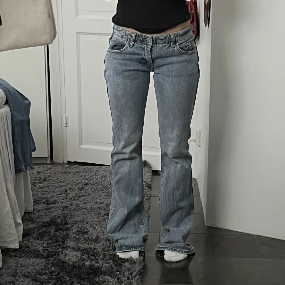 Superfina lågmidjade och bekväma Brandy Melville jeans. De är som nya eftersom jag endast använt dem en gång. Lite för långa för mig, därför säljer jag dem.. Jeans & Byxor.
