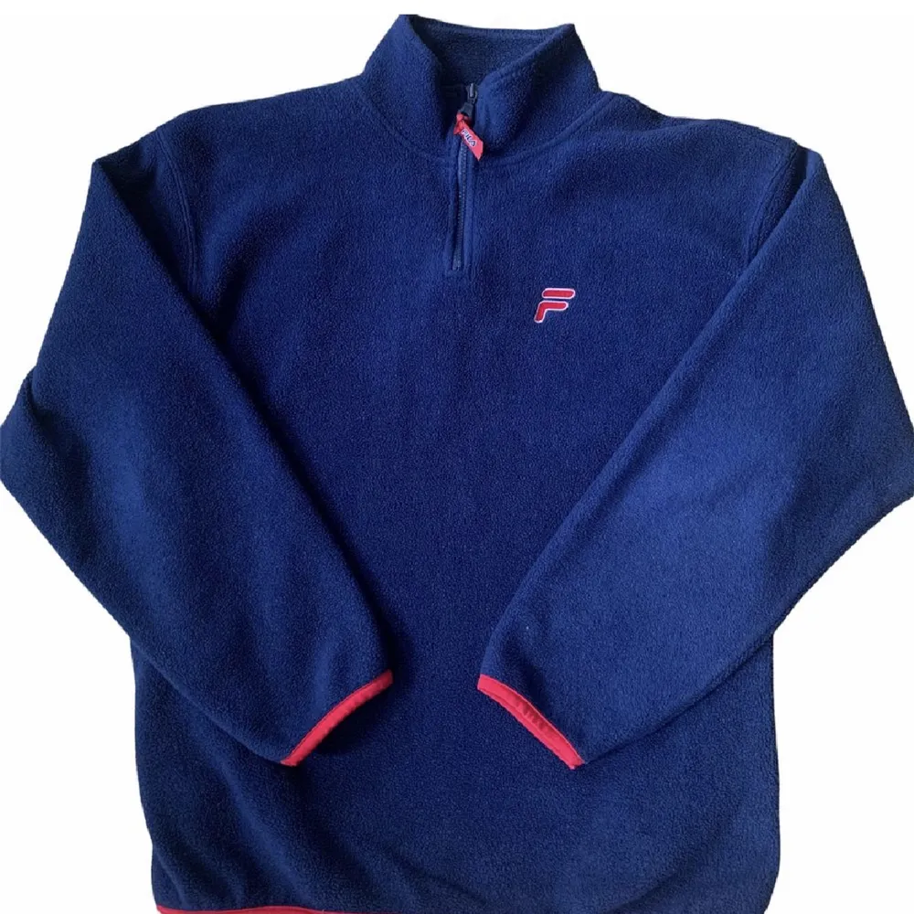 Fila Fleece Sweatshirt 📏Storlek M -Jättebra skick!  -Vintage! - Skriv ett meddelande om du har fler frågor!. Tröjor & Koftor.