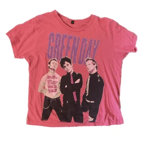Baby tee greenday  - Baby tee med greenday tryck.  Strl S