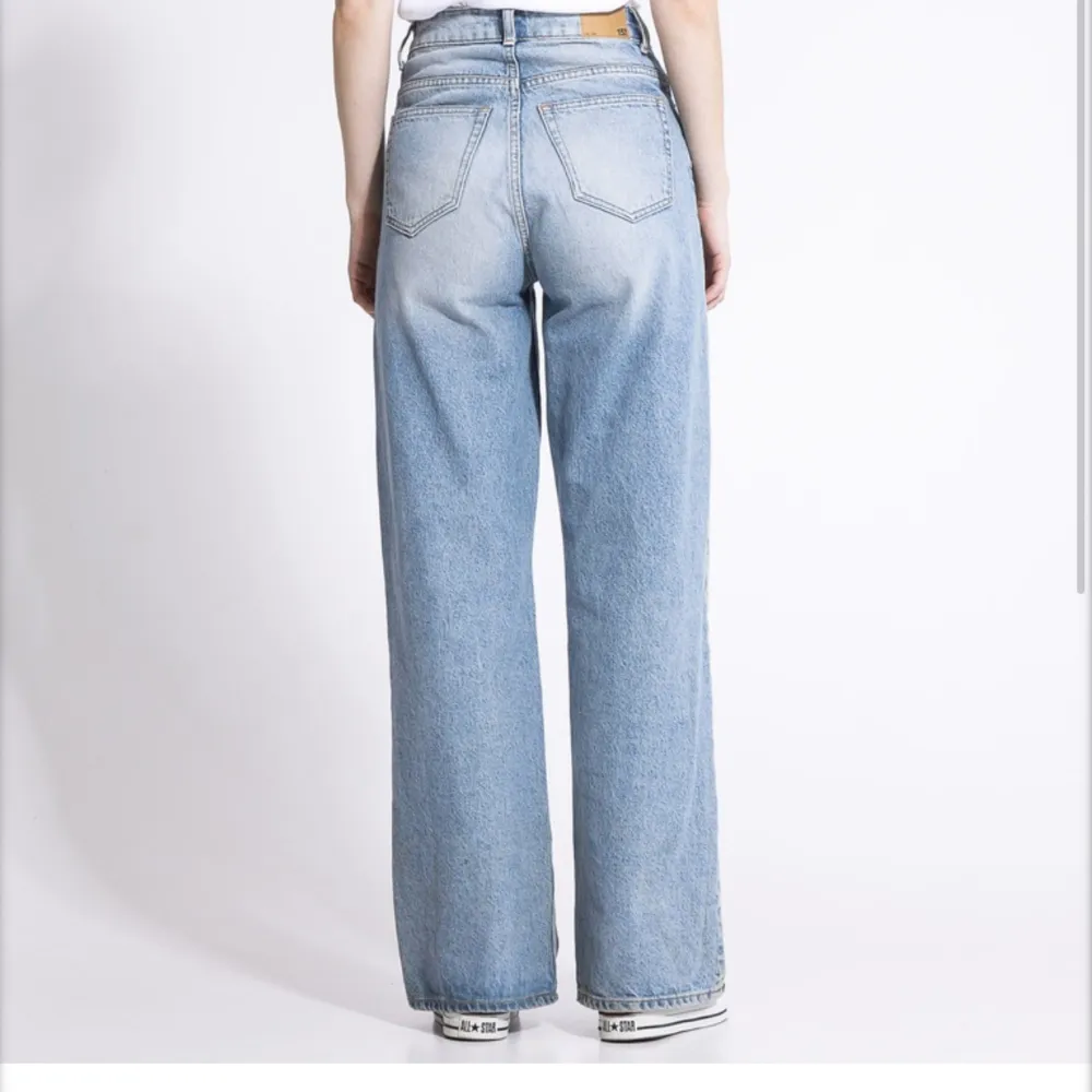 Säljer mina ljusblåa jeans från Lager 157. Använda kanske 2 gånger och är i bra skick. Storlek M vilket motsvarar 38/40. Jeans & Byxor.