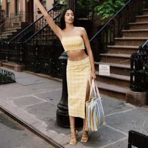 Gult set - kjol och topp - Gult sett från Zara köpt 2021 använt vid två tillfällen, så gott som nya. Skriv gör fler bilder 💛 Kjol i strl S, topp Xs