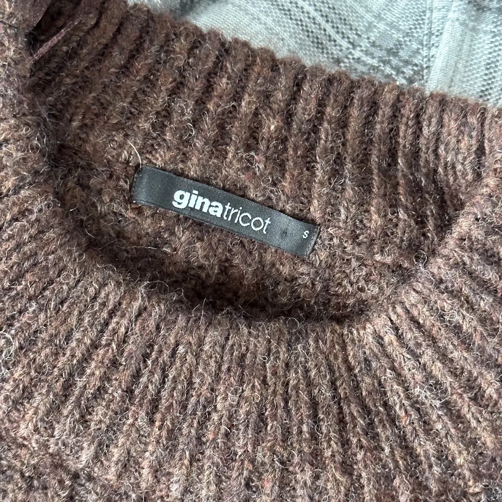 Fin stickad mörkbrun tröja från Gina, storlek S 🤎 Endast använd en gång, så gott som nyskick!. Tröjor & Koftor.