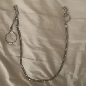 Lång byxkedja - Säljer denna byxkedja då det var en present men något som jag inte använder! Fint skick då den aldrig är använd!