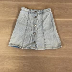 Jeans kjol - Hyfsat lång jeans kjol i storlek 32. Använd ungefär 3 gånger. Själv pågrund av att den inte passar i midjan längre. Den är uppknäppbar och man kan öppna alla knappt på kjolen. Kontakta för mer detaljer och vid intresse💙