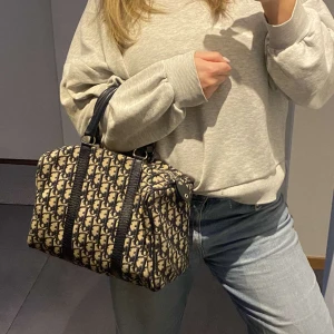 Blå Canvas Dior Bowlingväska - Dior väska köpt på the vintage bar i december för 5700. Äkthetsbevis finns! Väldigt bra skick