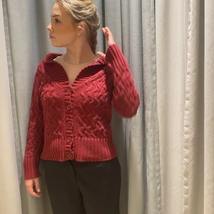 Röd Kabelstickad Kofta - Säljer min kabelstickade tröja då jag inte använder den längre. Köparen står för frakten 🌻