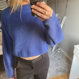 Stickad tröja  - En blå stickad tröja från H&M. Kommer inte till användning💙