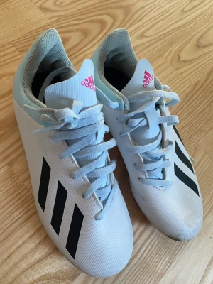 Fotbollskor str 34 - Fotbollskor adidas väldigt lite använda 