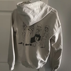 Måneskin hoodie - Hoodie från Måneskin i strl S. Riktigt cool! 