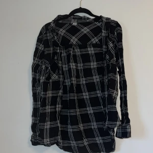 Mjuk skotta  - Svartvit mjuk skjorta utan tecken på användning