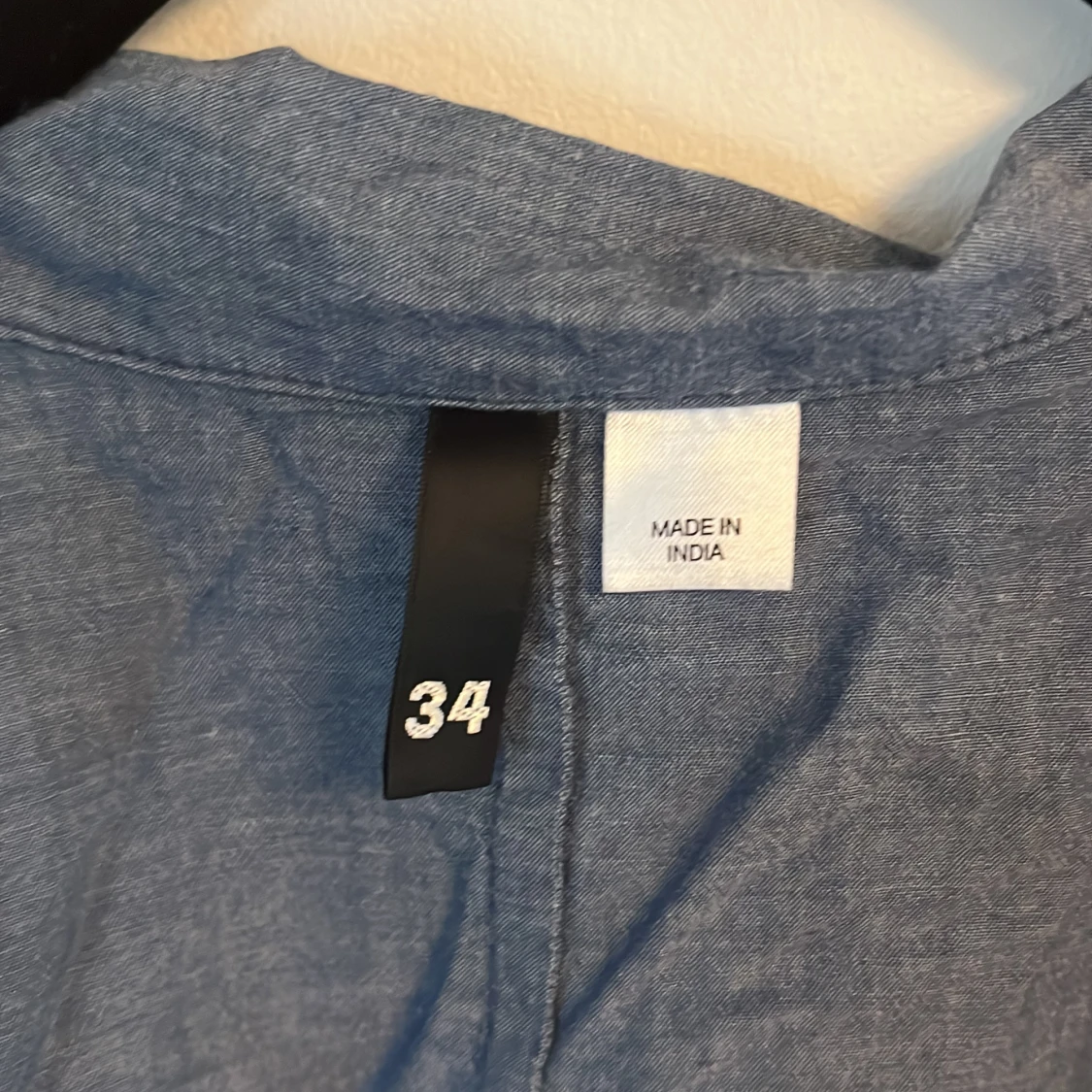 Blå skjorta man kan knyta  - 91