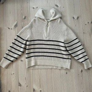 Stickad tröja - Stickad tröja från Pull&Bear i mycket fint skick. 