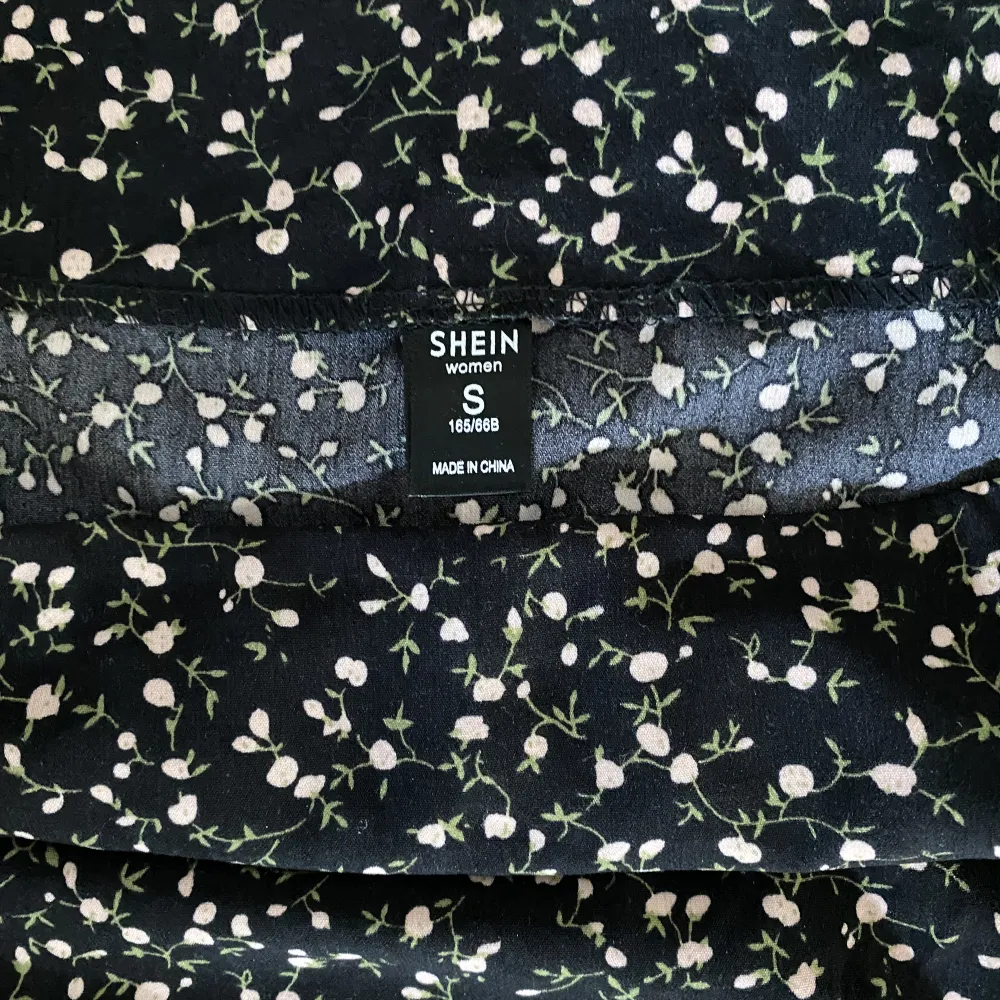 Säljer denna korta, blommiga kjolen från Shein i storlek S🙌🏼 Har använts få gånger och är i fint skick!! Den har en liten slits på högersidan och har en dragkedja vid midjan. Perfekt nu till sommaren☀️. Kjolar.