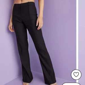 Lågmidjade kostymbyxor  - Supersnygga lågmidjade kostymbyxor från Nelly! Någon centimeter för korta för mig men skulle passa någon runt 168 perfekt💕