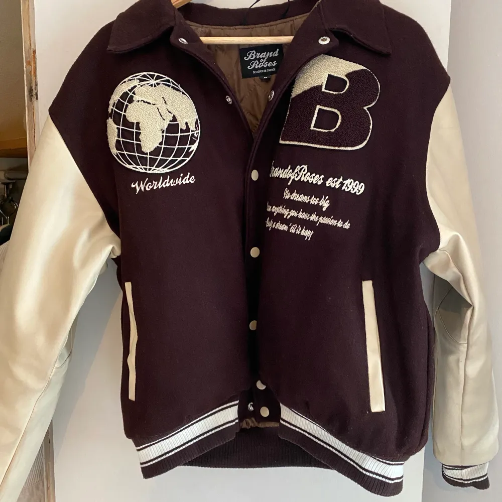 Brand of roses varsity jacket brown, i storlek S Köptes i somras och inte använd sen dess. Jag har haft på mig den drygt 10 gånger och den är i samma skick som en ny. Passar mig i lite oversized fit (175cm) . Takit.