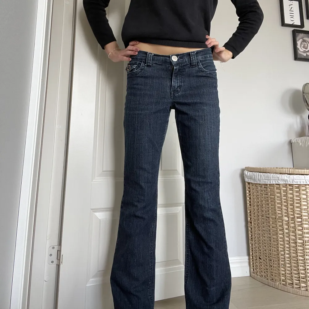 Säljer dessa lågmidjade jeans! Midjemått: 36cm (rakt över) Innerbenslängd: 77cm. Jeans & Byxor.