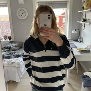Randig tröja - Säljer denna randiga tröja med dragkedja!