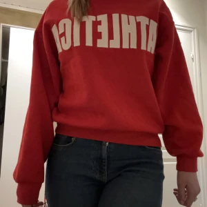 Trendig sweatshirt från Ginatricot  - Asskön tröja från ginatricot i bra skick. Jättemjukt material inuti.