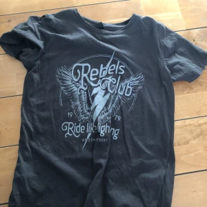 T-shirt - T-shirt från hm. Knappt använd