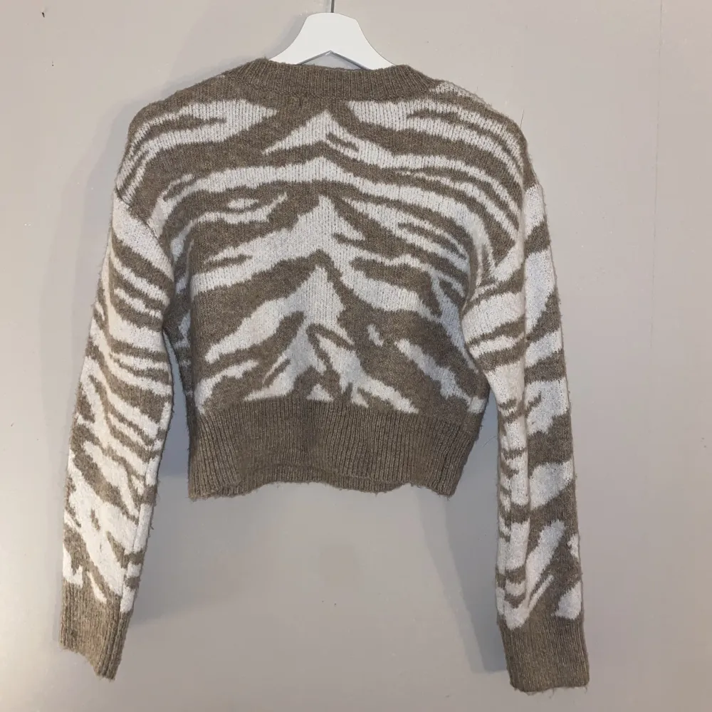 Säljer min croppade stickad tröja i zebra mönster som är från SHEIN. Den är knappt använd. Är väldigt fin och tjock i materialet, den sticks inte heller när man har på sig den. Väldigt varm och skönt!. Stickat.